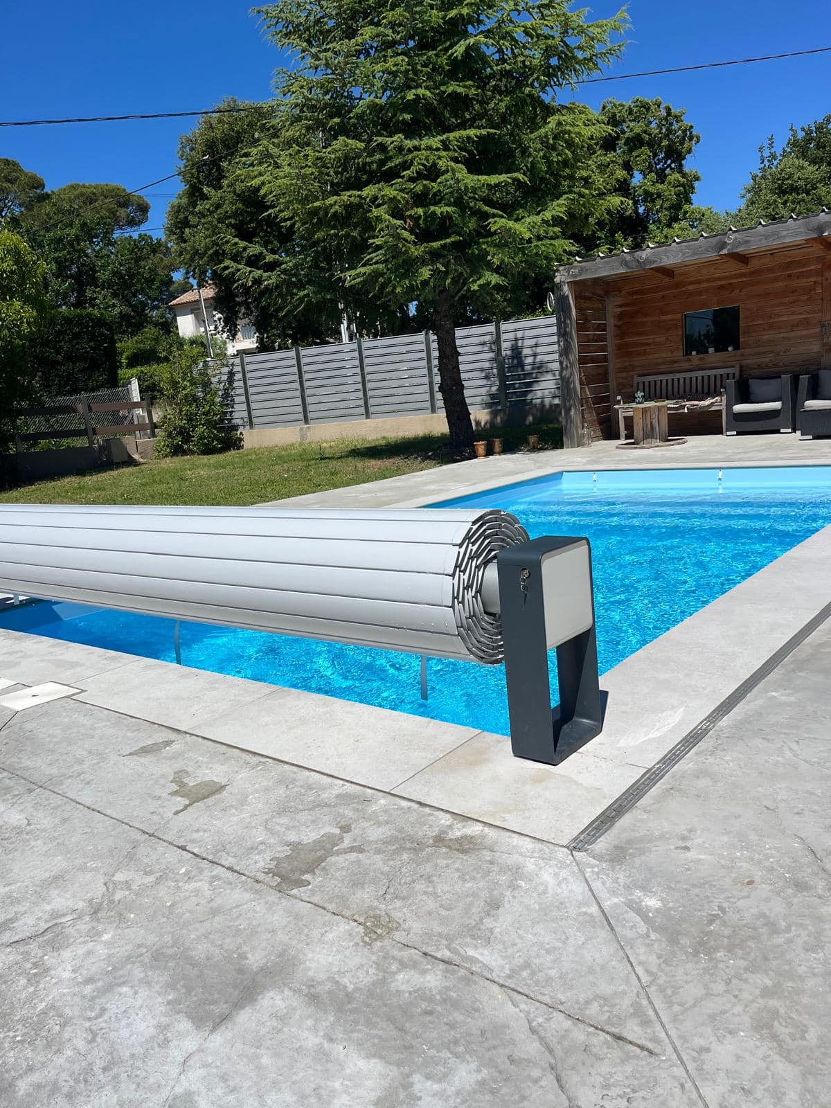 Volet automatique hors sol Octéo pour piscine, installation facile, sécurité et protection de l'eau, disponible chez Actuel Piscines à Alès